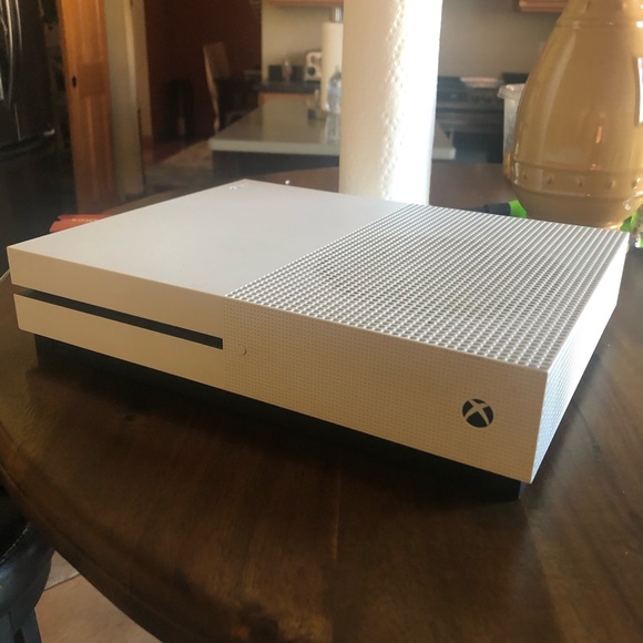 Xbox One S 1 TB - Picture 1 of 3